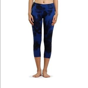 Lululemon Wunder Under Crop in blue/black floral